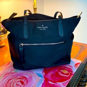 Kate spade black tote pockets for water/glasses trolley sleeve inside pockets